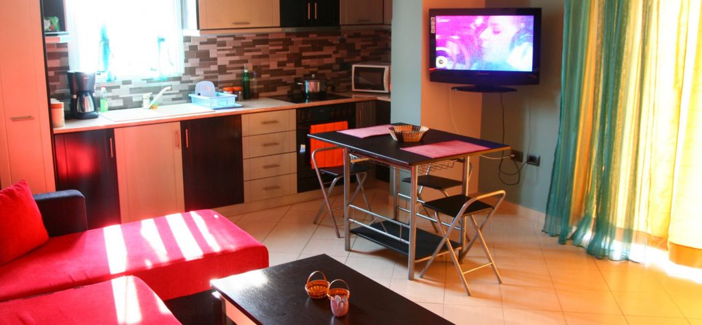 Saranda, Albánsko - apartmán pri mori cez Airbnb za pár €, lowcost cestovanie s Airbnb