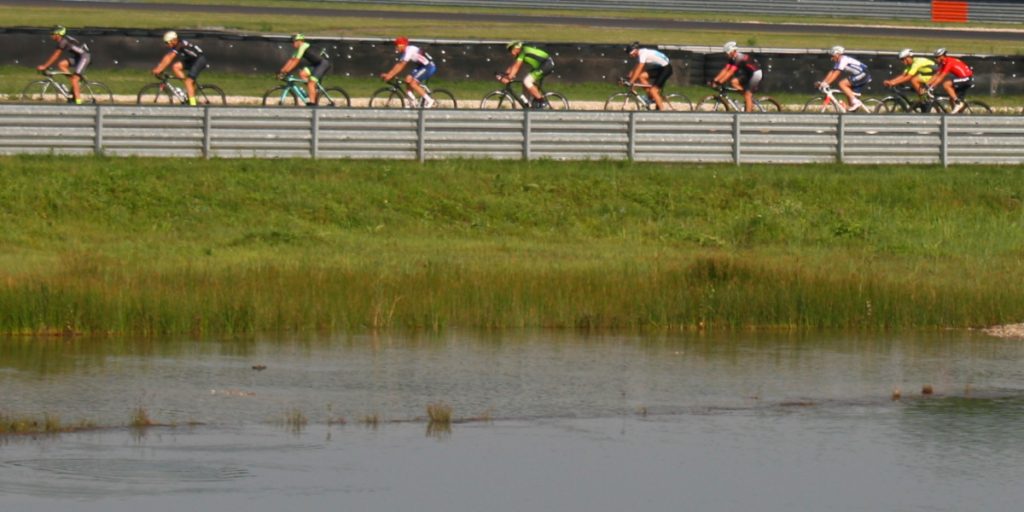 Slovakia Ring Orechová Potôň - jazierko, rybník, cyklisti